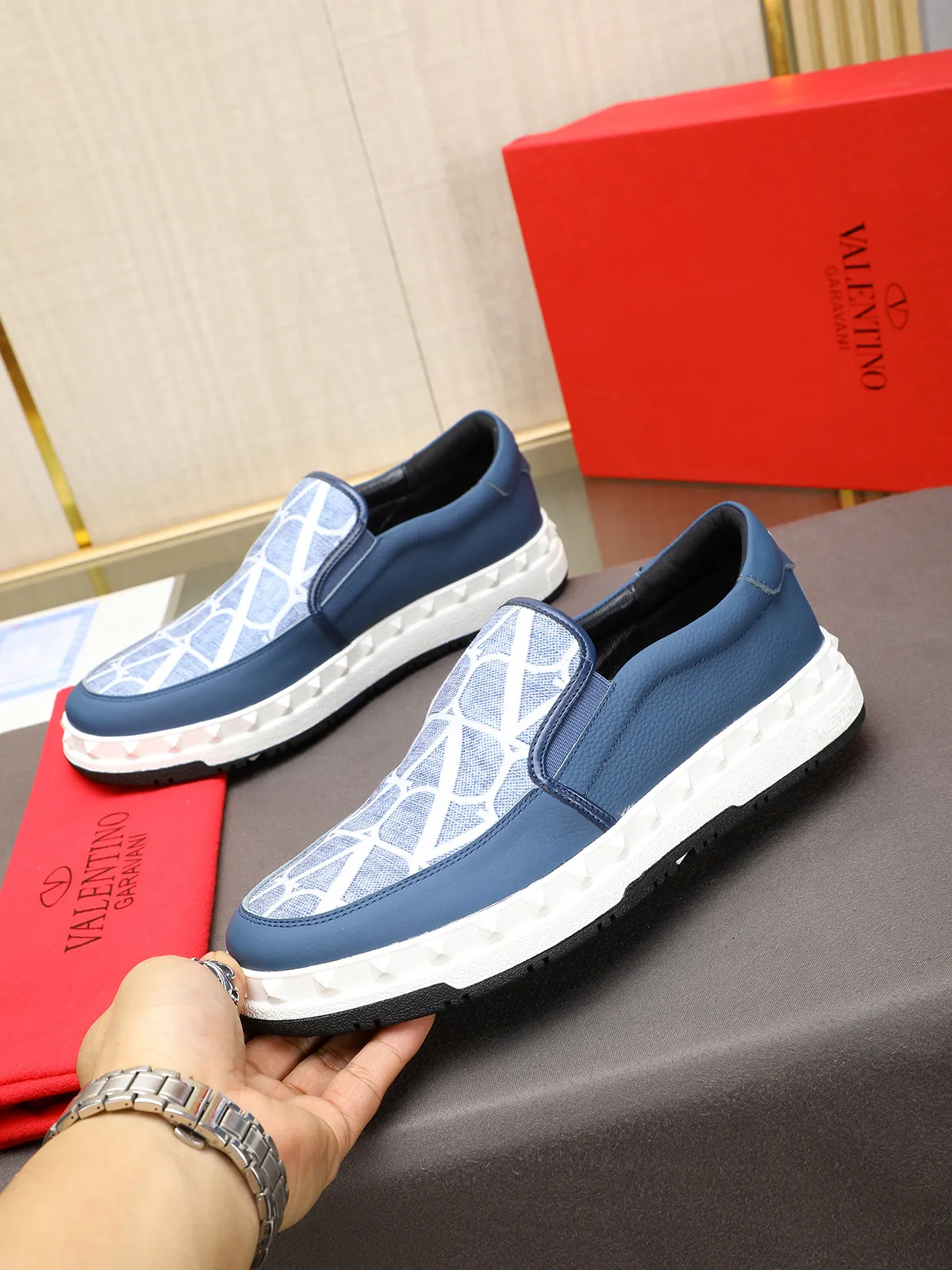 Men's shoes 💰440 Valentino "VALENTINO" hot sale ❤️ Counters ship at the same time 1:1 👏 Imported cowhide + waterproof fabric + leather lining 🐂 Casual fashion shoes Exquisite workmanship Original original outsole 38-44 (45 customized, non-refundable)